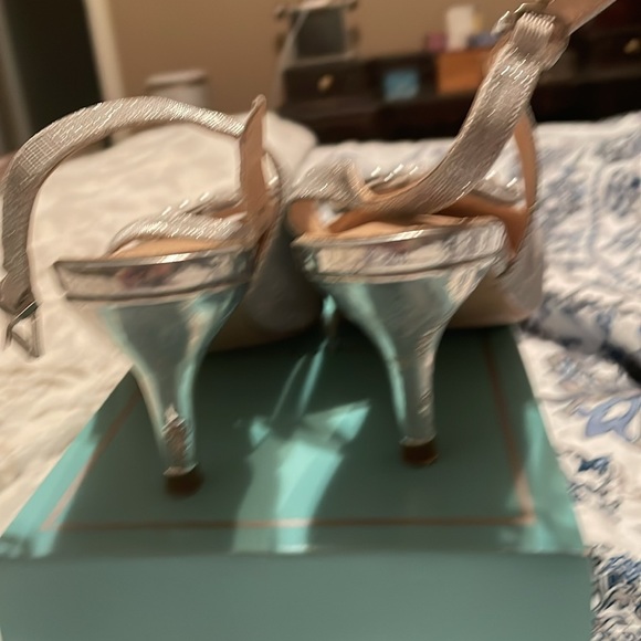 Silver bow pearl detail shoes - Picture 2 of 5